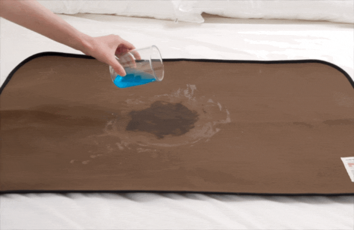 생리용 패드 기능 시연 또는 동작 원리를 표현한 GIF 이미지